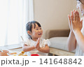 食事をする親子・いただきます 141648842