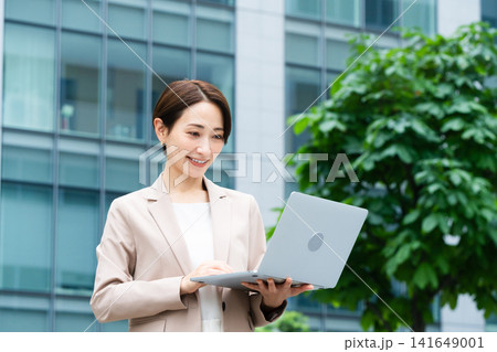 カジュアルスーツを着た若い女性 ビジネスイメージ カジュアルスーツを着た若い女性 ビジネスイメージ 141649001