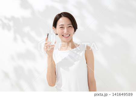 水を飲む女性 141649589