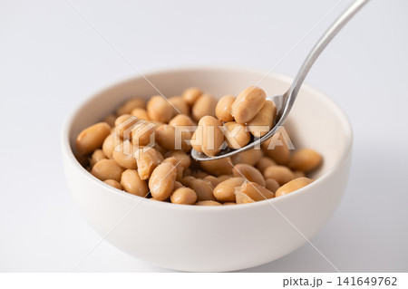 お皿に入った大豆 お皿に入った大豆 141649762