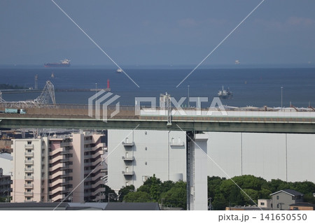 高速道路橋とマンション等のある街並みと青い海面の海と船と青空の風景 高速道路橋とマンション等のある街並みと青い海面の海と船と青空の風景 141650550