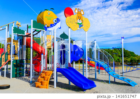 番所丘公園のちびっこ広場とカラフルな大型複合遊具（阿久根市） 141651747