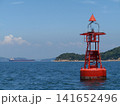 瀬戸内海の海上に浮かぶ航路標識 141652496