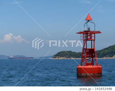瀬戸内海の海上に浮かぶ航路標識 141652496