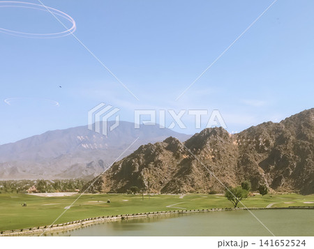 ラキンタのゴルフコースと岩肌の丘陵が映える青空の絶景風景 141652524