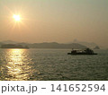 朝の瀬戸内海を進む作業船のシルエット 141652594