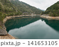 ダム湖　貯水池　流木止め 141653105
