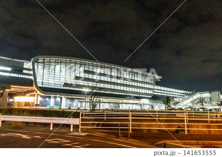 夜景に浮かび上がる近代的な新幹線駅舎の外観【九州新幹線・長崎線 新鳥栖駅】 夜景に浮かび上がる近代的な新幹線駅舎の外観【九州新幹線・長崎線 新鳥栖駅】 141653555