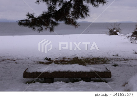 雪と湖とベンチのある風景 141653577