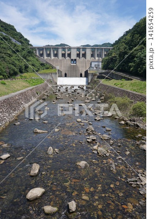 岡山県の吉井川上流に位置する重力式コンクリートダム「苫田ダム」 141654259