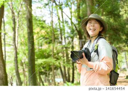 山でカメラを持って微笑む日本人女性 141654454