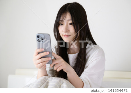 スマートフォンを見る女性 スマートフォンを見る女性 141654471