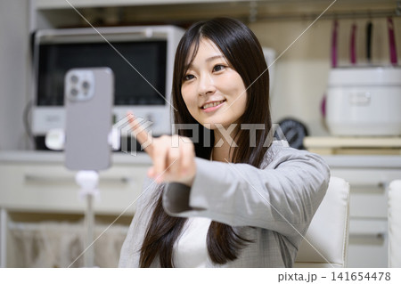ライブ配信をする日本人女性 ライブ配信をする日本人女性 141654478