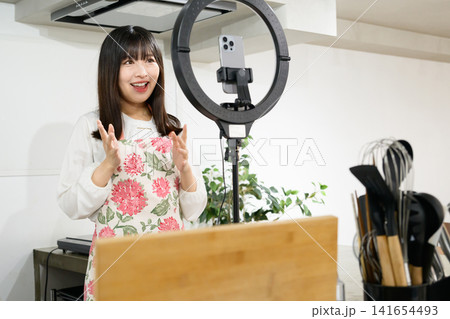 スマホで料理撮影をする日本人女性 スマホで料理撮影をする日本人女性 141654493