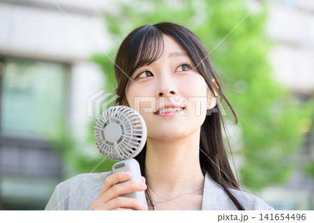 ハンディファンを使う日本人女性 ハンディファンを使う日本人女性 141654496