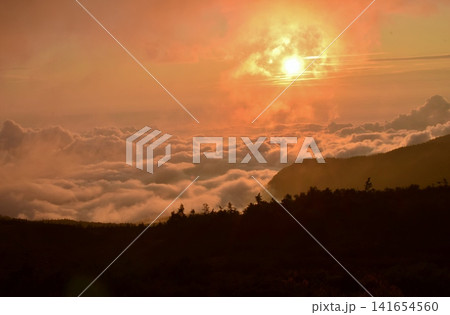 雲海に沈む夕日 141654560
