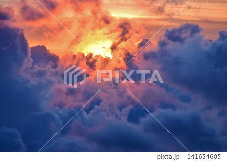 雲海に沈む夕日 雲海に沈む夕日 141654605
