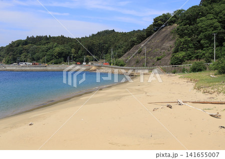 青い海と白い砂浜が美しい鳴き砂の夏浜(宮城県女川町) 青い海と白い砂浜が美しい鳴き砂の夏浜(宮城県女川町) 141655007