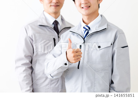 親指を立てる作業着を着た若い男性とミドル男性 141655851