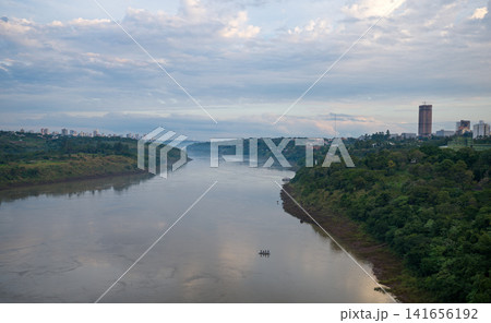 穏やかな夕空の下、ブラジルとパラグアイを隔てるパラナ川 穏やかな夕空の下、ブラジルとパラグアイを隔てるパラナ川 141656192