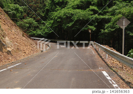 石浜から御前浜への道路と落石(宮城県女川町) 石浜から御前浜への道路と落石(宮城県女川町) 141656363