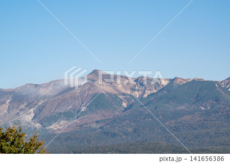 秋の晴れた日の火山の山頂 十勝岳 秋の晴れた日の火山の山頂 十勝岳 141656386