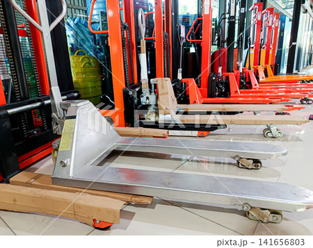 Manual pallet trucks are used for lifting or moving heavy objects. Manual pallet trucks are used for lifting or moving heavy objects. 141656803