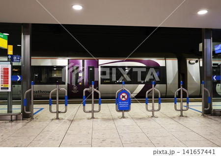 ロンドン・ヒースロー空港駅に停車する列車 ロンドン・ヒースロー空港駅に停車する列車 141657441
