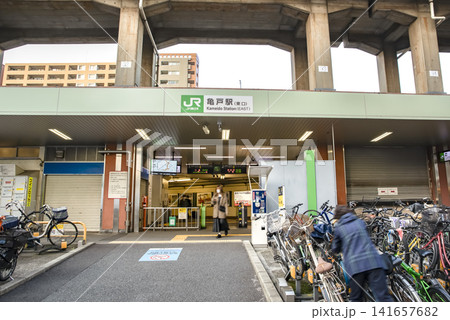東京都江東区の都市風景　亀戸駅東口と駅前駐輪場 141657682
