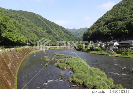 高梁川：中井橋より下流を望む（岡山県高梁市） 141658532