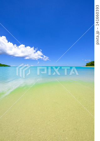 石垣島 フナクヤ浜に広がる透明な遠浅の海と青空が美しい夏の南国絶景風景 石垣島 フナクヤ浜に広がる透明な遠浅の海と青空が美しい夏の南国絶景風景 141660393