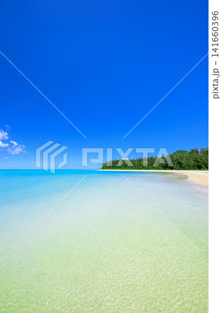 石垣島 フナクヤ浜に広がる透明な遠浅の海と青空が美しい夏の南国絶景風景 石垣島 フナクヤ浜に広がる透明な遠浅の海と青空が美しい夏の南国絶景風景 141660396