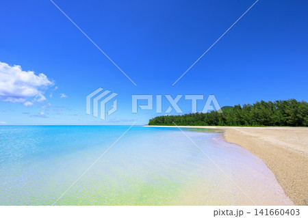 石垣島 フナクヤ浜に広がる透明な遠浅の海と青空が美しい夏の南国絶景風景 石垣島 フナクヤ浜に広がる透明な遠浅の海と青空が美しい夏の南国絶景風景 141660403