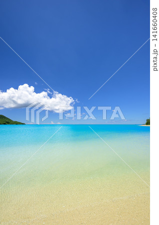 石垣島 フナクヤ浜に広がる透明な遠浅の海と青空が美しい夏の南国絶景風景 石垣島 フナクヤ浜に広がる透明な遠浅の海と青空が美しい夏の南国絶景風景 141660408