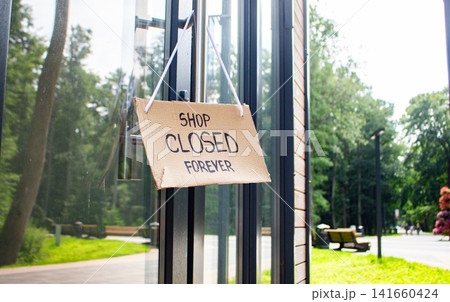 Closed notice on cafe entrance. Small business failure and financial pressure. Local business collapses under debt. Abandoned business concept Closed notice on cafe entrance. Small business failure and financial pressure. Local business collapses under debt. Abandoned business concept 141660424