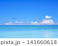 青空と透明なエメラルドグリーンの海がどこまでも広がる石垣島の南国風景 青空と透明なエメラルドグリーンの海がどこまでも広がる石垣島の南国風景 141660618