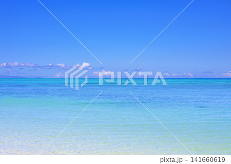 青空と透明なエメラルドグリーンの海がどこまでも広がる石垣島の南国風景 青空と透明なエメラルドグリーンの海がどこまでも広がる石垣島の南国風景 141660619