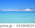 青空と透明なエメラルドグリーンの海がどこまでも広がる石垣島の南国風景 青空と透明なエメラルドグリーンの海がどこまでも広がる石垣島の南国風景 141660620
