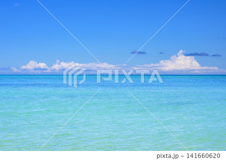 青空と透明なエメラルドグリーンの海がどこまでも広がる石垣島の南国風景 青空と透明なエメラルドグリーンの海がどこまでも広がる石垣島の南国風景 141660620