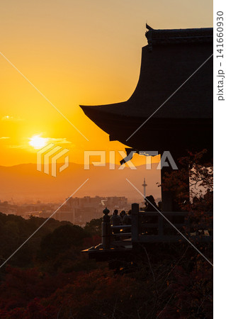 京都東山の秋 世界遺産 清水寺 夕暮れの舞台と紅葉 京都東山の秋 世界遺産 清水寺 夕暮れの舞台と紅葉 141660930