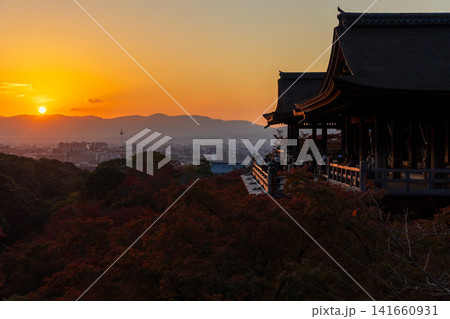 京都東山の秋　世界遺産　清水寺　夕暮れの舞台と紅葉 141660931