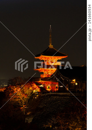 京都東山の秋 世界遺産 清水寺(紅葉ライトアップ) 三重塔 京都東山の秋 世界遺産 清水寺(紅葉ライトアップ) 三重塔 141660934