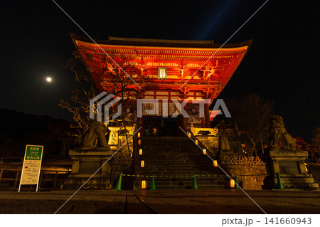 京都東山の秋 世界遺産 清水寺(紅葉ライトアップ) 仁王門 京都東山の秋 世界遺産 清水寺(紅葉ライトアップ) 仁王門 141660943