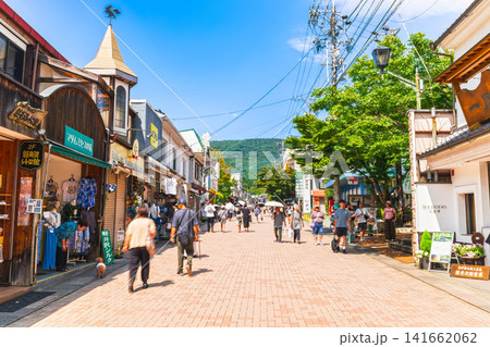 旧軽井沢のメインストリート 盛夏の旧軽井沢銀座通り 旧軽井沢のメインストリート 盛夏の旧軽井沢銀座通り 141662062