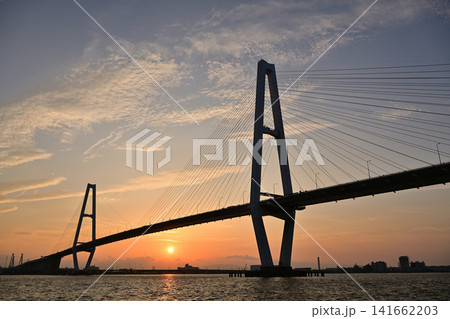 夕日に照らされる名港中央大橋 141662203