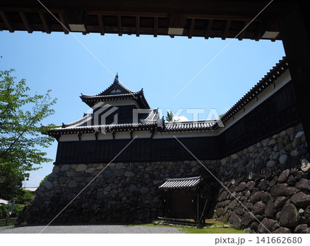 大和郡山城跡 門のフレーム越しに見る重厚な追手向櫓と石垣 141662680