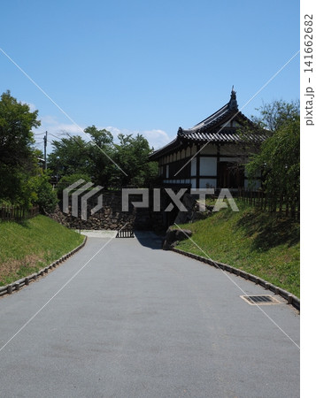 大和郡山城跡 追手門へと真っ直ぐに上る坂道と緑の景観 141662682