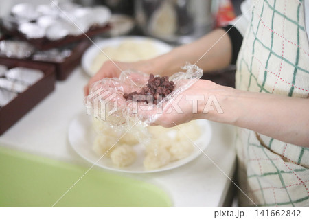 おはぎを手作りする女性 おはぎを手作りする女性 141662842