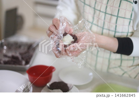 おはぎを手作りする女性 おはぎを手作りする女性 141662845