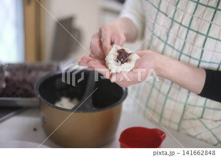 おはぎを手作りする女性 おはぎを手作りする女性 141662848